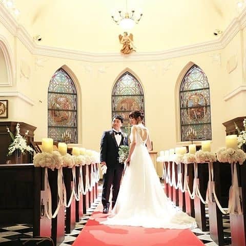 ホテルモントレウェディング【公式】 のインスタグラム：「♥ ￣￣￣￣￣￣￣￣￣￣ @montereyweddingをフォローして 『 #モントレ花嫁 』『 #ホテルモントレ』の タグをつけて投稿してくださいね＊*. . 厳かな雰囲気のチャペルへ あたたかな日が差し込む ステンドグラス✧*. . ◆ホテルモントレ公式HPはこちら* https://www.monterey-wedding.jp . #モントレ #モントレ花婿  #dressy花嫁 #プレ花嫁 #marry花嫁 #卒花 #marryxoxo #wedding #weddingceremony #weddingreception #weddingparty #weddingdress #dress #flower #weddingbouquets #プラコレ #結婚式場 #ウエディングニュース  #日本中のプレ花嫁さんと繋がりたい #結婚式 #パーティー #披露宴 #ホテルウェディング #weddingphoto #weddingphotography #weddingsnap #weddingmemories」