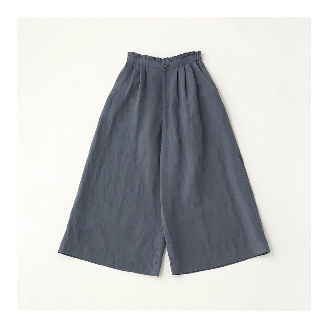 エリオポールのインスタグラム：「- 2019/SS collection -  夏の旅行には、リラックス感のあるワイドパンツを1枚！ . . PANTS《 HELIOPOLE 》blue/khaki 17,000yen+tax  PANTS《 HELIOPOLE 》black/khaki 21,000yen+tax . . ＊ルックはプロフィールのURLからもご覧いただけます。 . . #HELIOPOLE #heliopole #エリオポール #daikanyama #heliopole10 #marunouchibuilding #matsuyaginza #sapporostellarplace #nambaparks #nihonbashitakashimaya #yokohama #hiroshima #okayama #kagoshima #pants #2019ss #spring #summer #fashion #style」