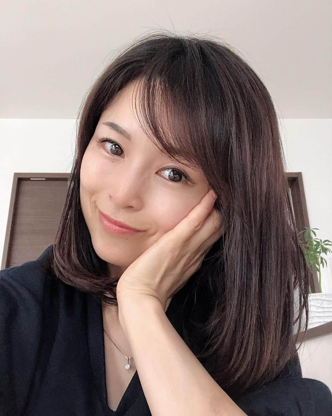 藤田りえさんのインスタグラム写真 - (藤田りえInstagram)「今日は自宅で話方レッスン。私にとって我が家はパワースポット✨ pic2:庭で採れたビワはビワ酒にしてみた。夫が笑  #藤田りえ #アナウンサー #フリーアナウンサー #自宅がパワースポット  #おうちが好き  #ビワ #ビワ酒 #ビワ酒作り #夏仕事 #可愛い人と繋がりたい  #綺麗な人と繋がりたい  #可愛いママになりたい」6月14日 17時47分 - rie_fujita.ana