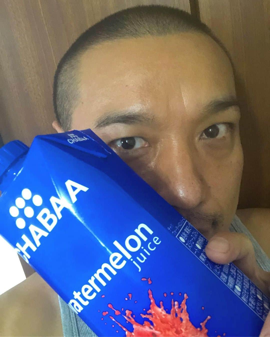 HI-Dさんのインスタグラム写真 - (HI-DInstagram)「暑くなると飲みたくなるスイカジュース。最高。😊今日は渋谷R LOUNGEでLIVEです。 #chabaa #watermelonjuice #favoritejuice #healing #live #shibuya #tokyo #singer #RnB #HipHop #music #ボウズ」6月14日 17時47分 - hid_hideo_jp_suomi