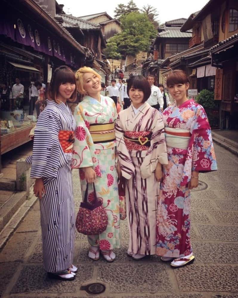 のインスタグラム：「7.28に開催の、COLOR 20周年の記念ライヴイベント、チケットが完売いたしました。 早々とチケット取ってくださったみなさま、ありがとうございます！楽しみすぎるー！ ということで、再び奈央とインスタライヴやります！ 6.29(土)20:00~です！ ぜひ観に来てくださいませ😊 写真は随分前に4人で京都行った時😂 #COLOR #20周年 #京都」