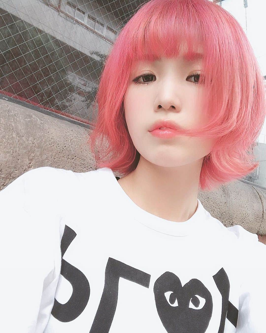 胡桃沢まひるさんのインスタグラム写真 - (胡桃沢まひるInstagram)「I dyed my hair at Bettie( @yumiko__yamamoto ) I like my pink hair. I want to dye gray because become summer. All summer I wanted dye gray and got hair extension. But today I put up with dye gray hair.  毎回毎夏グレージュにしたくなるしエクステつけてるけど 我慢してぴんく続行した。 ぴんくかわいいよ、ぴんく  #pinkhair #pink #pinky #dyehair #idol #akihabara #hairstyle」6月14日 17時50分 - mahiru104