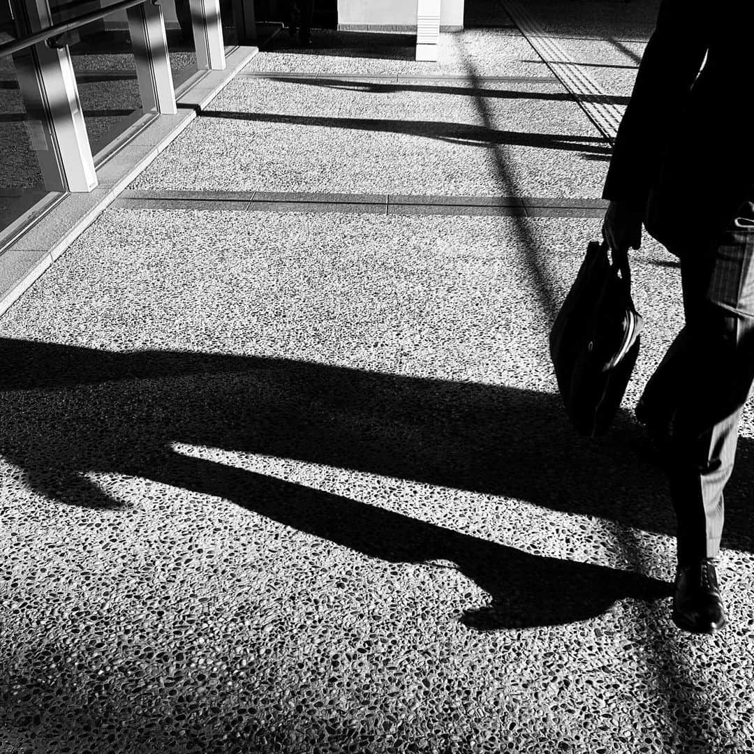 naotakeのインスタグラム：「ライン - A crease / iPhone XR + Snapseed, 20190615 . . ラッシュ時のターミナル駅。たまに通ると、人の多さにおののく。 . . #royalsnappingartists #infamous_family #rsa_main #infinity_photo_cult #2_fineart #jp_gallery #jp_gallery_bnw #trb_bnw #wp_bnw  #bnw_life #bnwlife_member #bnw_life_shots #bnw_captures #world_bnw #top_bnw #team_jp_ #team_jp_モノクロ #ig_energy_bw #ig_nihon #streetphotographybnw #igersjp #blackandwhite #bnw #bnwphoto #monochrome #bw #bnwphotography #ShotOniPhone #shotoniphoneXR」