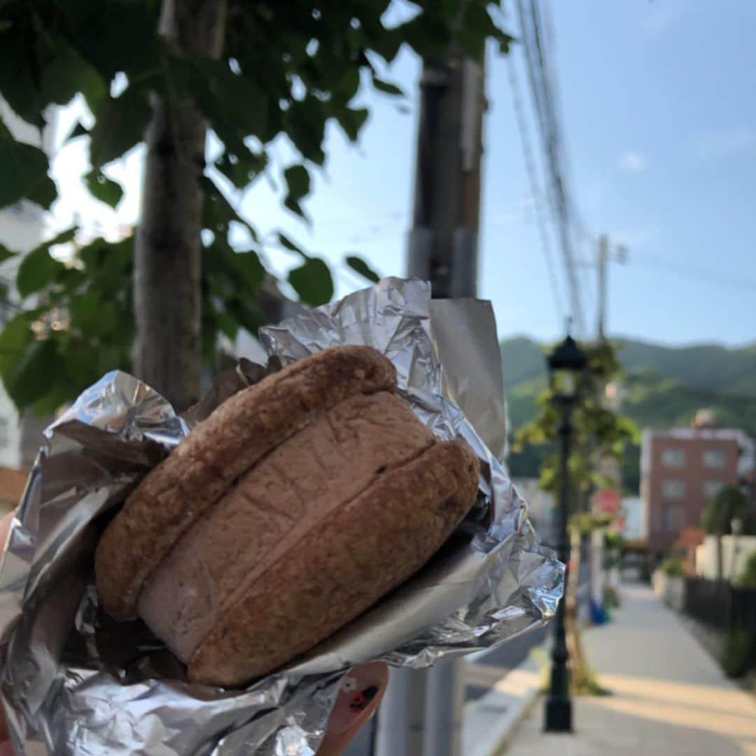 カファレルチョコレートさんのインスタグラム写真 - (カファレルチョコレートInstagram)「カファレルの食べ歩きスイーツのご紹介🍰  カファレル夏の限定スイーツ、『フレッド・ドルチェ』🇮🇹フレッドはイタリア語で冷たいという意味🇮🇹 ふわふわ食感のムースをチョコレート生地でサンドした新感覚スイーツでアイスサンドとは違う新しい食感です！ フレーバーは4種類❣️ ・ジャンドゥーヤ ・ピスタチオ ・ラズベリー ・ビターチョコレート  凍らせたものを1個から直営店にて販売しております。  神戸旧居留地店近くの東遊園地では紫陽花が咲き始めました✨三宮近辺でショッピングのあとは紫陽花を眺めながら、冷たいスイーツを食べて公園で休憩しませんか？ (写真3枚目)旧居留地店の近くに大きな紫陽花が咲いています^ ^ぜひ探してみてください🌟  取扱店舗：神戸北野本店・神戸旧居留地店  オンラインショップでは6個・12個入りのセットも販売しております 夏の手土産やお中元にもぴったりです 詳しくはカファレルホームページへ！  #カファレル #caffarel #チョコレート #chocolate #ジャンドゥーヤ #gianduiotto #ilovechocolate #ひんやりスイーツ #トリノ #イタリア #torino　#ラズベリー #ピスタチオ #神戸スイーツ #カファレル神戸北野本店 #カファレル旧居留地店 #神戸散策 #神戸観光 #食べ歩きスイーツ」6月14日 17時53分 - caffarel_hy