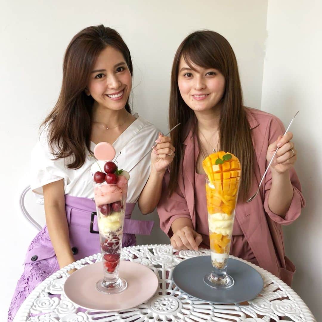 のインスタグラム：「やっと❣️1周したかな？💓通いつめて1年経つかも🤔 麻理耶さんと私が足繁く通う、大好きな#cafedeperu(@cafedeperu )の#アメリカンチェリーパフェ と#マンゴーパフェ をいただきました❣️ ・ ここのパフェは#ペルママ さんのこだわりのパフェで、他のお店のパフェは生クリームどーんとかアイスばっかりとかですが、ここはフルーツをふんだんに使った贅沢なパフェ💓それでもコスパがいいんです❣️そしてパフェ通の麻理耶さんが絶賛するくらい笑 ・ マンゴーは果物の甘みが美味しくて、中のマンゴーアイスとマンゴープリンも美味😭💓アメリカンチェリーも甘くてごろごろ入ってて幸せ〜💓 再度桃を食べに行かねば❣️と帰り道も盛り上がりながら帰りました笑 ・ いつも美味しいパフェをありがとうございます😊💓 ・・・ #cafedeperu #パフェ #ペルママ #パフェ活動 #高田馬場 #早稲田 #フルーツパフェ #オススメパフェ #カフェドペル」