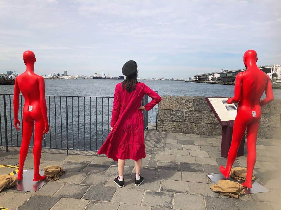 藤井美加子さんのインスタグラム写真 - (藤井美加子Instagram)「☆﻿ 赤い人🎈🎈🎈﻿ ﻿ ここはどこでしょう？ ﻿ ﻿ ﻿ #ヒント﻿ #赤い靴﻿ #微妙にポーズ変えてるわ﻿ #何枚目が好き？﻿ #トリオ #red」6月14日 17時59分 - mikako_miki