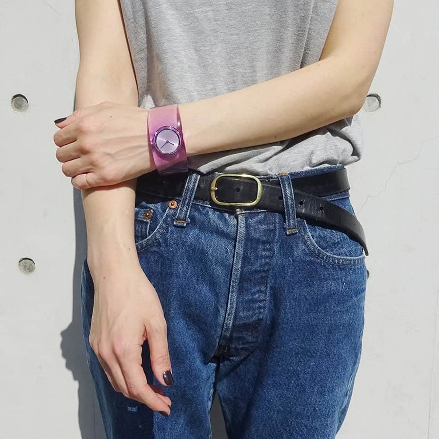 TiCTACさんのインスタグラム写真 - (TiCTACInstagram)「「ISSEY MIYAKE」¥18,000+tax これからの季節にぴったり、クリア素材のバングル型腕時計。いつもの服を涼しく、お洒落に彩ってくれます。こちらは詩的かつ実験的な作品が国際的に高く評価されている、吉岡徳仁氏のデザインによるもの。アーティストの作品を身に着けて楽しめるのも、腕時計というアイテムの魅力ですね。 #isseymiyakewatch  #イッセイミヤケ  #イッセイミヤケ時計 #吉岡徳仁 #イッセイ #時計 #腕時計 #時計店  #手元 #手元コーデ  #手元のおしゃれ  #手元くら部  #手元くら部  #手元美人  #おしゃれな人は手元がすてき  #pairwatch  #ペアウォッチ #ペアウオッチ #お揃いの時計  #おそろいの時計  #誕生日プレゼント時計 #記念日プレゼント時計 #透明な時計 #セイコー #seiko #tictac #チックタック #tictacwatchshop #バカンスコーデ #休日スタイル #腕時計コーデ」6月14日 18時00分 - tictac_press