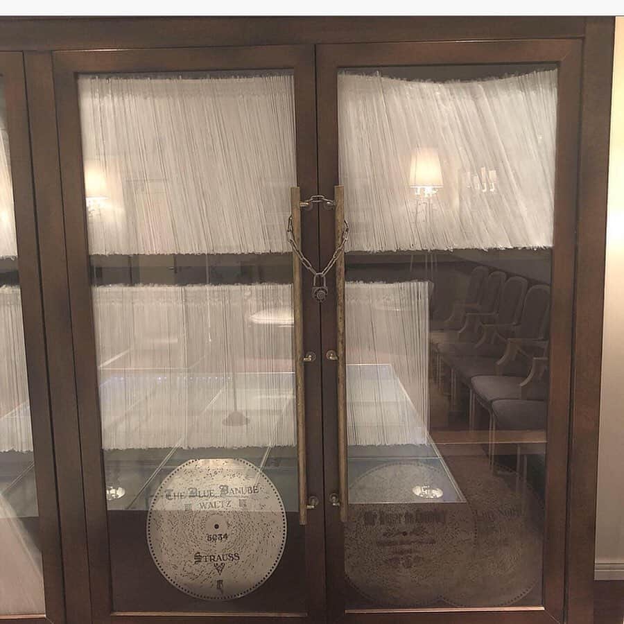 ラバンクドロアさんのインスタグラム写真 - (ラバンクドロアInstagram)「. . ーla banque du LoA金庫室ー . 横浜市指定有形文化財である 『旧露亜銀行横浜支店』 . . 歴史的建造物が多い横浜の中でもとても希少な建物であり、最初期の鉄筋コンクリート造の古典主義様式建築という価値のある空間があります⿻ᐝ. . . この金庫室は横浜の100年の歴史を感じることができる場所でもあり、お二人が作ったオルゴールを生涯永遠に保管する場所でもあります🧳✧ . . ブライダルフェアは火曜日を除き毎日開催しております！フェアのご予約はプロフィールのリンクからどうぞ♫ .  #ウェディング #wedding #ゲストハウス #プレ花嫁 #花嫁 #卒花 #結婚式場 #結婚準備 #結婚式レポ #花嫁diy #ブライダルフェア #ラバンクドロア #labanqueduLoA  #weddingtbt  #happywedding #marry花嫁  #プラコレ #卒花 #横浜結婚式 #日本中のプレ花嫁さんと繋がりたい #横浜ウェディング #一棟貸切ウェディング  #文化財#文化財で結婚式 #文化財ウェディング #アンティーク #横浜市指定有形文化財 #金庫室 #テーブルコーディネート #ワールドサービス」6月14日 18時01分 - la_banque_du_loa
