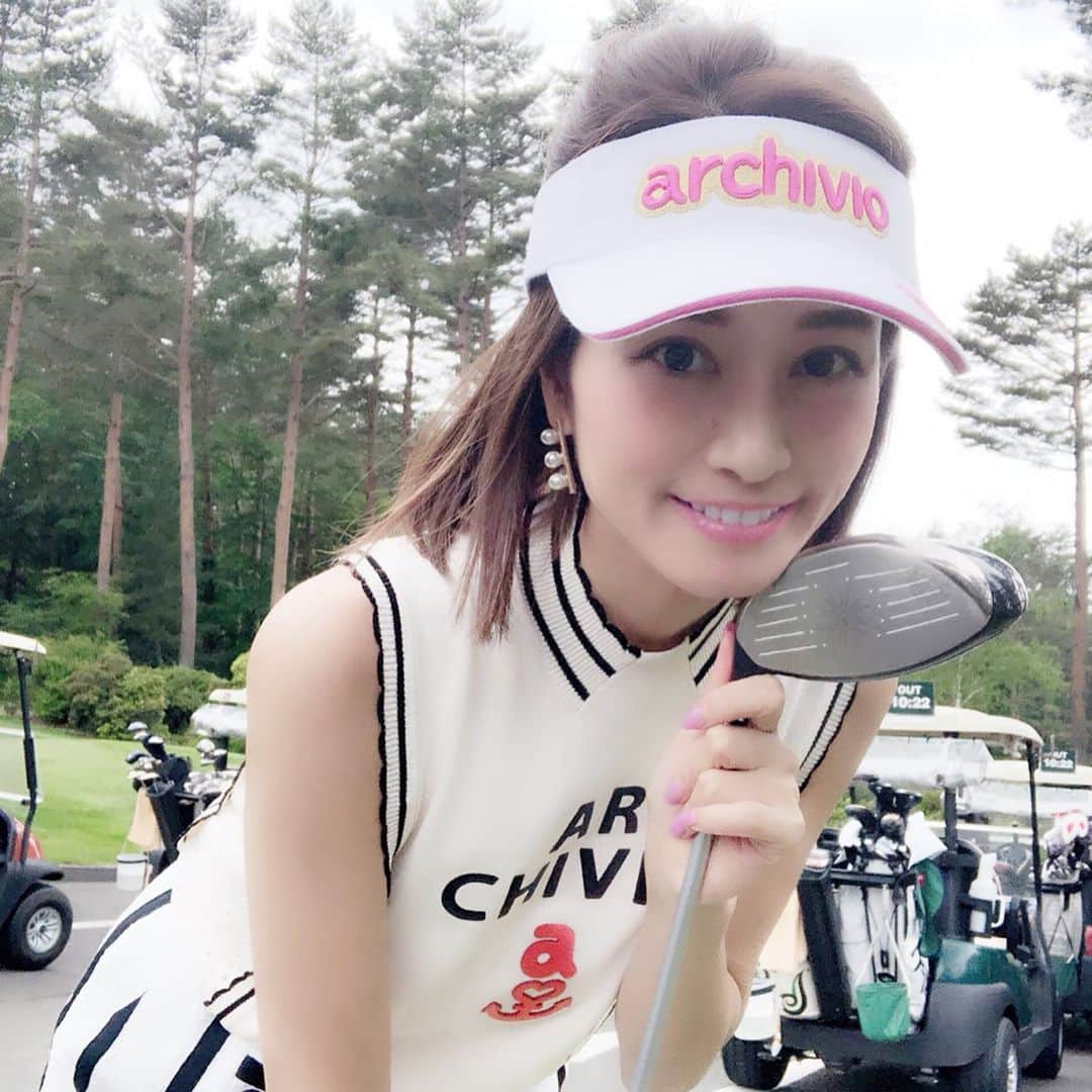 のインスタグラム：「久々のゴルフ🏌️‍♀️ ・ なーんと！ベスト更新✨ ⛳️112 ・ 良きメンバーに恵まれ気付いたらベスト更新できてました✨ ・ 久々のゴルフだったし嬉しい✨ 前半62で後半50でした！ ・ 今日は素振りを2回してから打ちました🏌️‍♀️ ・ やっぱり更新できると嬉しいもので、次にまた頑張る気持ちもアップ☺︎ ・ そんな久々のゴルフコーデは今期もツボなデザインが多い @archivio.official ☺︎ ・ また梅雨の合間に行きたいです🏌️‍♀️ ・ #ゴルフ#golf#ゴルフ好き#ベスト更新#ゴルフベスト更新#アラフォー#アラフォーライフ#ゴルフウェア #ゴルフコーデ #アルチビオ#archivio #callaway#キャロウェイ#ゴルフ場 #山梨#アラフォーコーデ#instagolf#instagolfer #golf好き#嬉しい#フォレスト鳴沢 #golf⛳️#スポーツ#sport#fun#enjoy#enjoyyourlife#趣味#アラフォー女子」