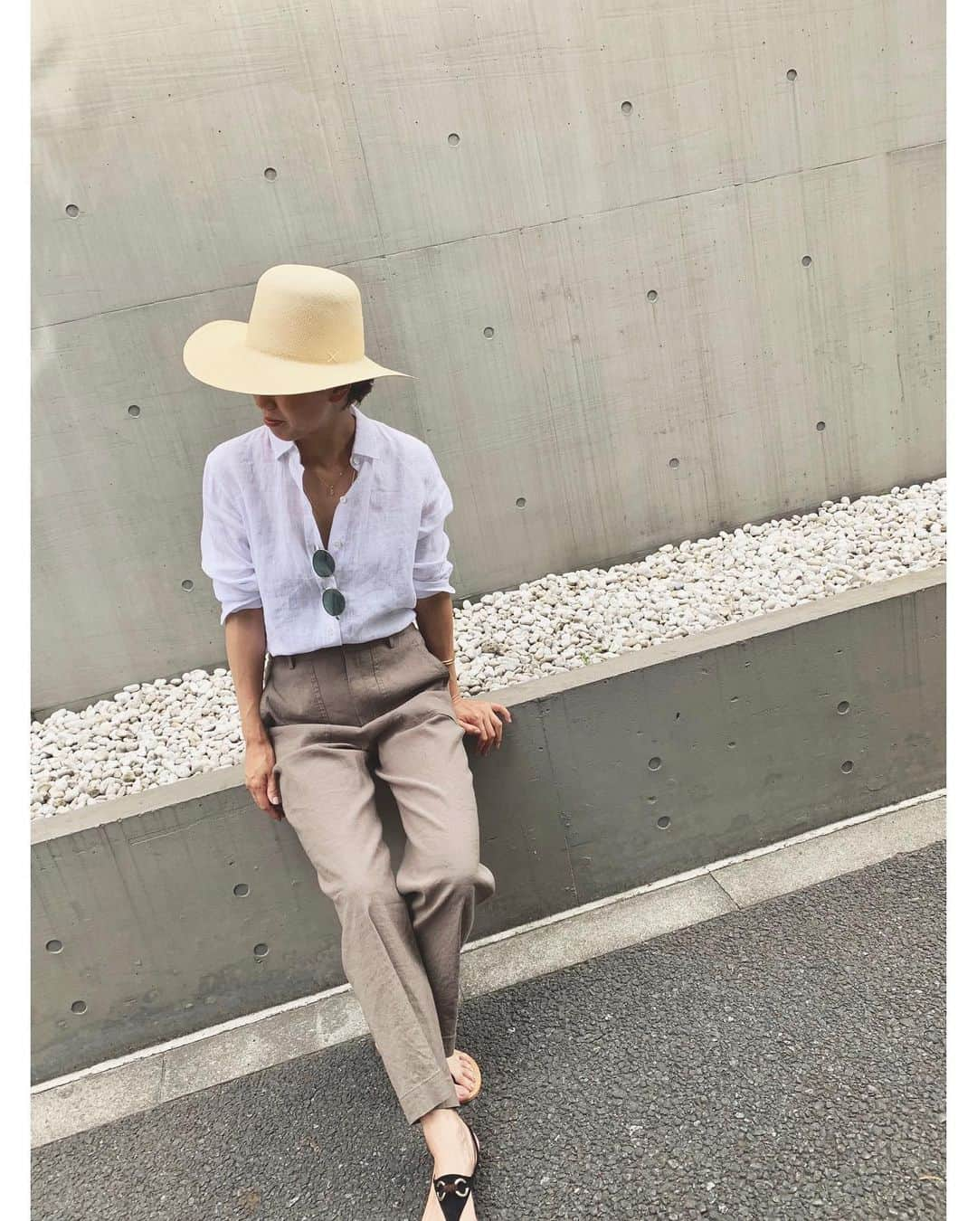 23区さんのインスタグラム写真 - (23区Instagram)「#23KU_DAYS 🚶‍♂️﻿ ワイドベイカーパンツを着回しコーディネート👖✨﻿﻿ カラーはブラック・カーキ・キャメル・ネイビーの4色展開👌🏻﻿ 今日はKHAKI COLORのコーディネートをご紹介🥰﻿﻿ ﻿﻿ ﻿ ✔️七分袖のリネンシャツをインして上品にカジュアルに着こなしを。ハットやサングラスなどを取り入れるとアクセントになって◎﻿ ﻿﻿ ✔️ゆったりとしたサマーニットは、Vネックですっきりと😘カジュアルダウンしすぎず、女性らしく着こなせます◎﻿ ﻿﻿ ﻿ -------------------------------------------------﻿﻿ SHOES :  #ILSANDALO  SEBYKM0942﻿ ¥33,000+tax﻿﻿ BAG: @enshallainsta BOBYKM0505 ¥29,800+tax﻿﻿ -------------------------------------------------﻿﻿ ﻿﻿ #23区 #23區 #MYSTANDARD23 ﻿﻿﻿ #東京 #コーデ #ワイドパンツ #ベイカーパンツ #着まわし #着まわしコーデ #ホワイトコーデ #カーキパンツ #リラックスコーデ  #アースカラー #リネンブラウス #シャツコーデ #サンダル #かごバッグ ﻿#ミニバッグ #fashion #style #relaxstyle #relaxfashion #code #coordinate #enshalla」6月14日 18時02分 - 23ku_official