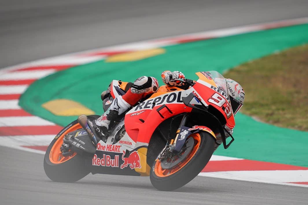 レプソル・ホンダのインスタグラム：「#CatalanGP FP1 ✅ ⠀⠀⠀⠀⠀⠀⠀⠀⠀ @marcmarquez93 🅿️1️⃣ #MM93🐜 ⠀⠀⠀⠀⠀⠀⠀⠀⠀ @jorgelorenzo99 🅿️1️⃣7️⃣ #JL99😈 ⠀⠀⠀⠀⠀⠀⠀⠀⠀ #25RepsolHonda #Repsol #MotoGP #Honda #Racing #RepsolHonda #HRC #RC213V #MM93 #JL99 #MarcMarquez #JorgeLorenzo #ThePowerOfDreams #Motorcycle #Spain #Catalunya #Barcelona #Practice」