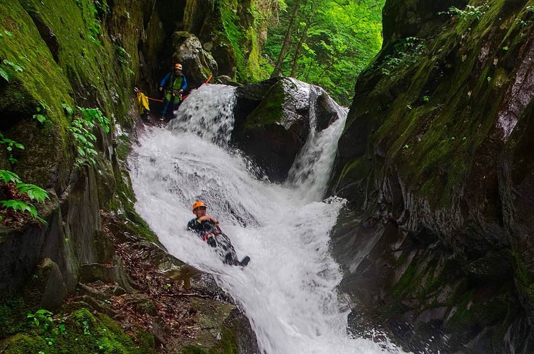 asoview! さんのインスタグラム写真 - (asoview! Instagram)「キャニオニングで渓流を大冒険。体感したことのないアドベンチャー気分を味わってみては。 .⁣⠀ 日光の渓流を⁣マイナスイオンを浴びながら体一つで下っていきます。ただ下るだけでなく、滝つぼに飛び込んだり、川の流れを利用した天然のすべり台で遊んだりするキャニオニングはまさに「山遊び」と「水遊び」のいいとこどりをした、大注目のアクティビティです。 .⁣⠀ 大自然の中で思いっきりカラダを動かせば日々の疲れも吹っ飛ぶこと間違いなし。日光は関東からのアクセスも良いため、日帰りでのお出かけもオススメです。 .⁣ ≕≔≕≔≕≔≕≔≕≔≕≔≕≔≕≔≕≔≕≔⁣⠀ 🌏Location @日光⁣⠀ 🏃Organizer is Nikko Jumbo 📷Picture by @nikkojumbo ≕≔≕≔≕≔≕≔≕≔≕≔≕≔≕≔≕≔≕≔⁣⠀ .⁣⠀ 🏄全国1万9千件以上の遊び紹介中⛺⁣⠀ @asoview⁣⠀ .⁣⠀ あなたの体験の思い出を#アソビュー のハッシュタグをつけて教えてください♪⁣⠀ ステキな投稿はasoview!や @asoviewでご紹介させていただきます❤⁣⠀ . Instagramでご紹介した体験は @asoview のリンクからチェックできます👀✨」6月14日 18時03分 - asoview