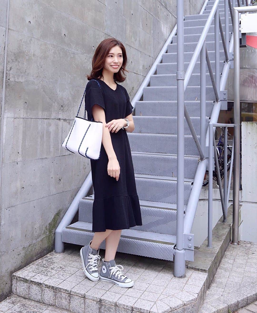 のインスタグラム：「* * 先日のコーデ☺︎ dress @stylebar.jp #stylebarstyle bag @qbag_japan  shoes#converse * #stylebar のワンピースは裾部分がフレアになってます❣️ヒールと合わせればきれいめにも着られます ◟̊◞̊ ちなみに120,140cmのキッズサイズもあるので、女の子ママはお揃いも出来ますよ〜✨ * @paris_keito さんに会う日だったのでもちろんqbagで😍 * * #fashion#fashionstyle#fashiongram#instafashion#outfit#ootd#emmataylor#qbag#ファッション#コーデ#夏コーデ#コンバース#スニーカーコーデ#大人カジュアル#スタイルバー#エマテイラー」