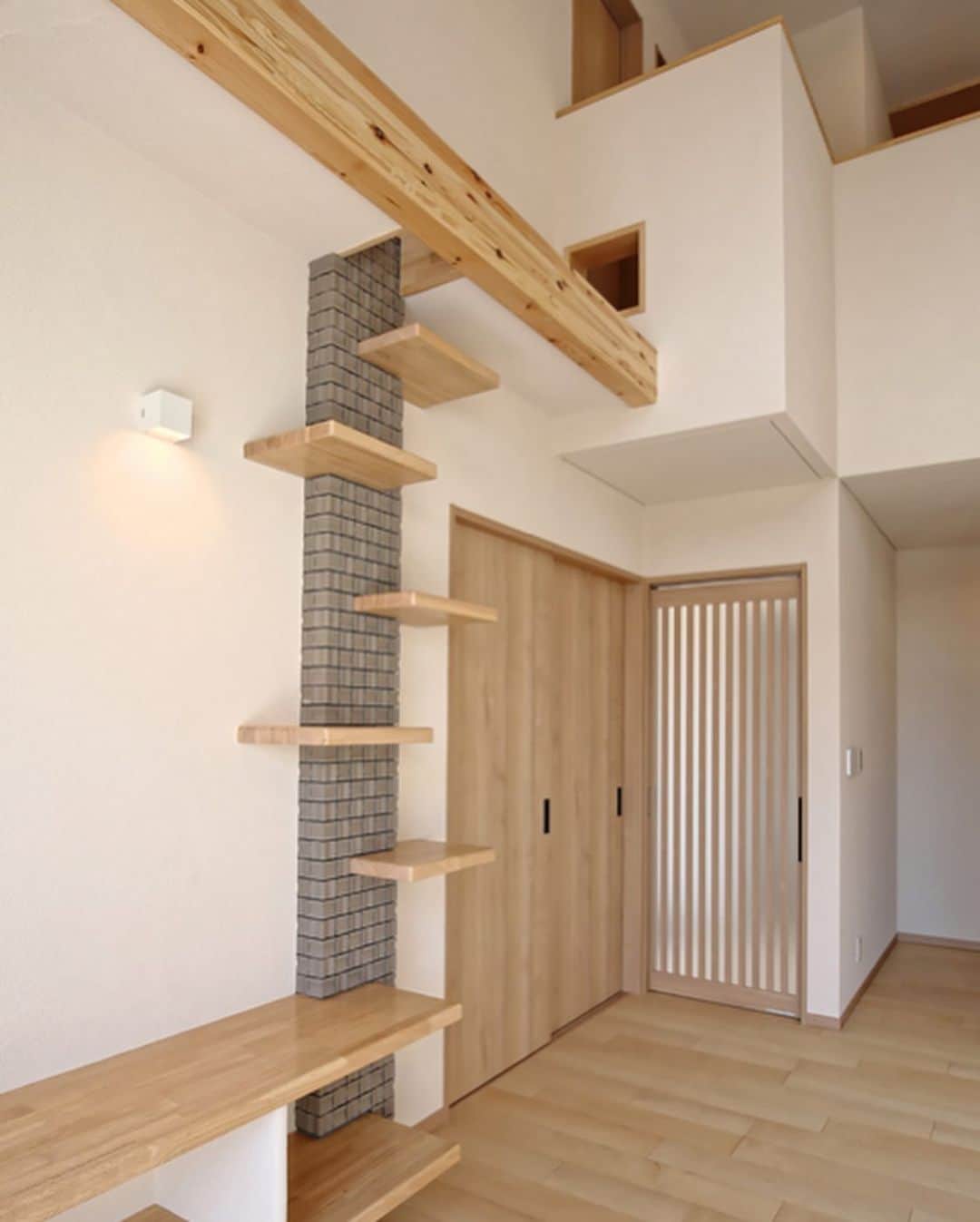 新進建設さんのインスタグラム写真 - (新進建設Instagram)「どこから見ても#キャットウォーク と #リビング がつながり#一体感 を味わえます。  #注文住宅 #神奈川 #新進建設 #モダン #和モダン #インテリア #自然素材 #リビングルーム #マイホーム #建築 #空間 #interior #architecture #modern #japanesemodern #living #livingroom #catwalk #myhome #myhouse」6月14日 18時03分 - shinshinhomes