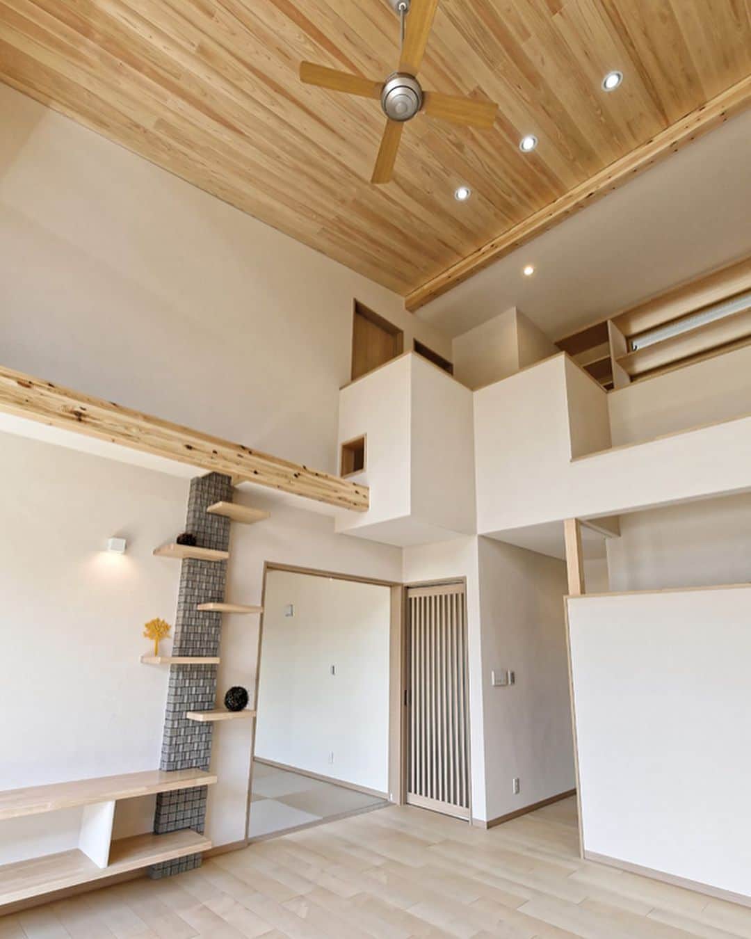 新進建設さんのインスタグラム写真 - (新進建設Instagram)「どこから見ても#キャットウォーク と #リビング がつながり#一体感 を味わえます。  #注文住宅 #神奈川 #新進建設 #モダン #和モダン #インテリア #自然素材 #リビングルーム #マイホーム #建築 #空間 #interior #architecture #modern #japanesemodern #living #livingroom #catwalk #myhome #myhouse」6月14日 18時03分 - shinshinhomes