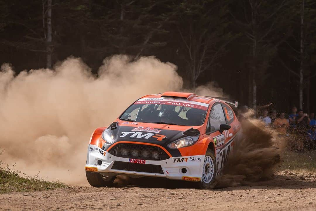 勝田貴元さんのインスタグラム写真 - (勝田貴元Instagram)「P3 in WRC2 class and P5 in R5 cars after day1. It was very tough day, there was high temperatures, rough and difficult stages. But we have done this big day without big problems. Just bad luck broken rear anti roll bar first afternoon stage so we needed drive without that but otherwise all fine! Car is working well!! Thank you @mm.motorsport guys! Tomorrow another tough day. 📸 @timoanisphotography  Day1はなんとかWRC2の3番手で終えました。 気温が40度近くまで上がり、ステージもかなりラフでとてもタフな1日でした。 午後の最初のステージで、運悪くリアのアンチロールバーが折れてしまい、残りのステージはそのままでの走行を余儀なくされましたが、ロスを最小限に抑えて3番手で踏み止まれました。 明日もかなりタフな1日になるので、しっかり走り切れるよう頑張ります。 @mm.motorsport @officialwrc @danbarritt @rallyitaliasardegna #wrc2 #wrc #rally」6月15日 5時00分 - takamotokatsuta