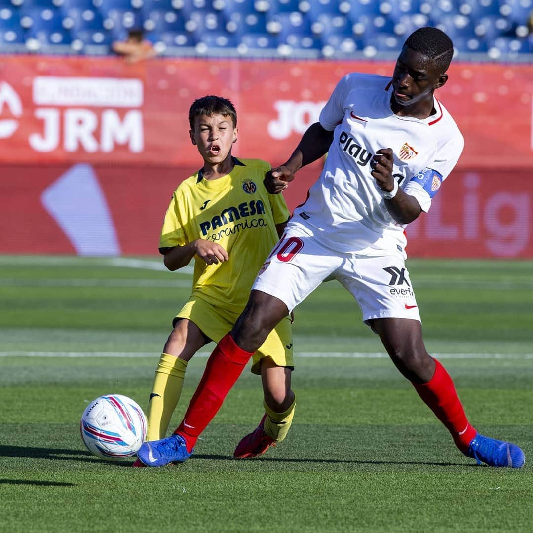 ビジャレアルCFさんのインスタグラム写真 - (ビジャレアルCFInstagram)「#LaLigaPromises | Galería 📸⚽️ de la fase de grupos del espectacular torneo que se está disputando en la Ciutat Esportiva @pamesaceramica. Nuestro #AlevínA ya está en octavos de final y se enfrentará este sábado al @getafecf (10.30 horas). ¡Enhorabuena! 👏 #CanteraGrogueta . #LaLigaPromises | Gallery 📸⚽️ from the group stage of the spectacular tournament which is taking place at the @pamesaceramica Training Ground. Our U12s are in the last 16 and will face @getafecf this Saturday (10:30am CEST). Congratulations ! 👏 #YellowsAcademy」6月15日 3時36分 - villarrealcf