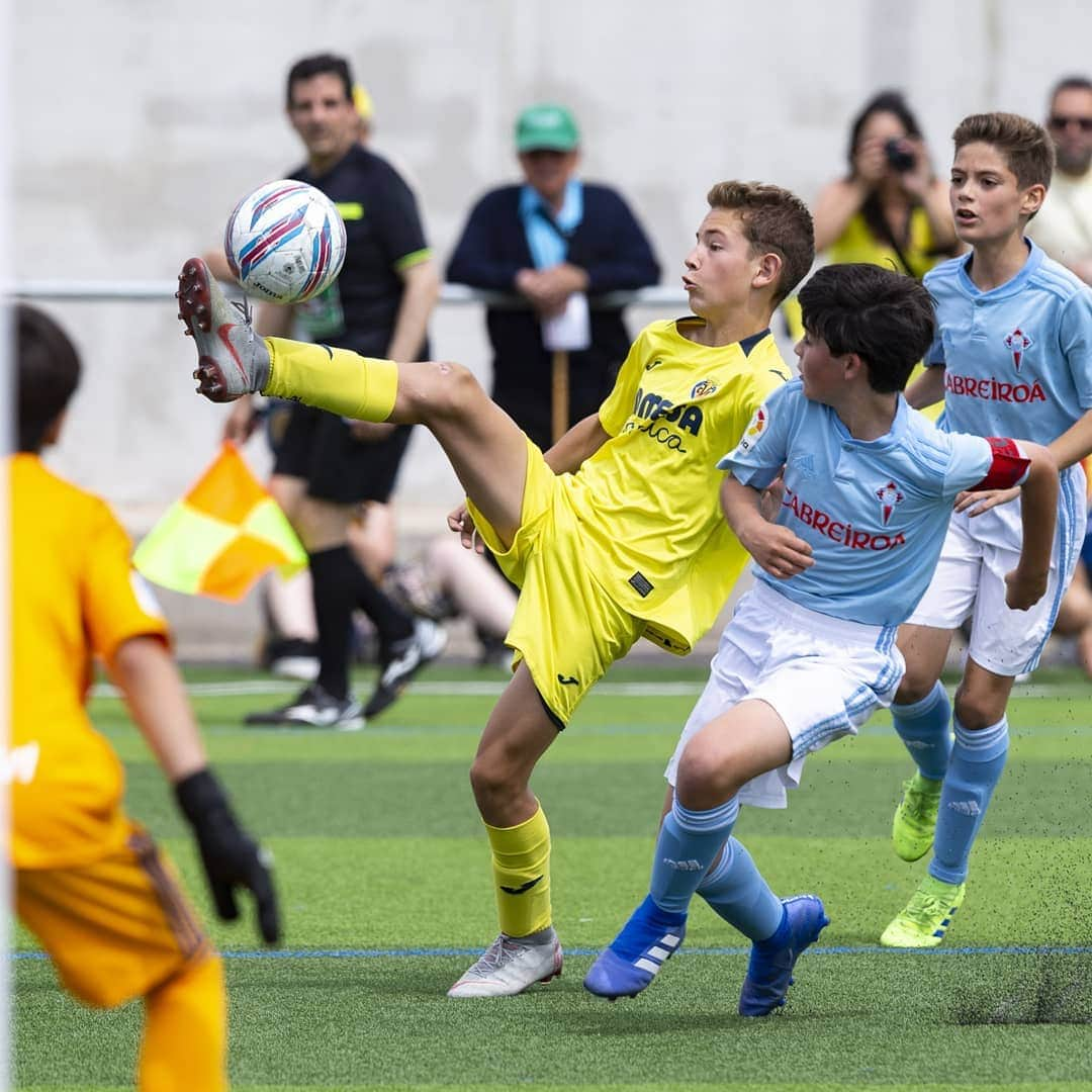 ビジャレアルCFさんのインスタグラム写真 - (ビジャレアルCFInstagram)「#LaLigaPromises | Galería 📸⚽️ de la fase de grupos del espectacular torneo que se está disputando en la Ciutat Esportiva @pamesaceramica. Nuestro #AlevínA ya está en octavos de final y se enfrentará este sábado al @getafecf (10.30 horas). ¡Enhorabuena! 👏 #CanteraGrogueta . #LaLigaPromises | Gallery 📸⚽️ from the group stage of the spectacular tournament which is taking place at the @pamesaceramica Training Ground. Our U12s are in the last 16 and will face @getafecf this Saturday (10:30am CEST). Congratulations ! 👏 #YellowsAcademy」6月15日 3時36分 - villarrealcf