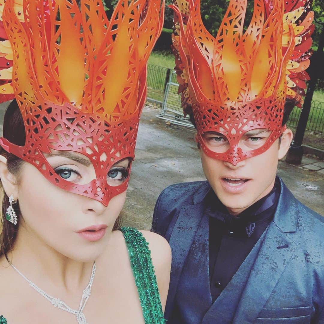 グラハム・フィリップスのインスタグラム：「Such a fun time at #theanimalball with @lizgillz & @rafaeldlf. An eye opening and important eve reminding us that in this new era of cohabitation with the animal kingdom, it’s more crucial than ever for us to take steps to preserve the wild and natural that remains or our kids and grandkids will be reading about elephants and rainforests in their history books. Cheers to Elephant Family for orchestrating, Prince Charles and The Duchess of Cornwall for hosting, and @juliahaart  for the invite and the exquisite mask design. It was a delight to meet you and fly around the ball with our crew of phoenixes. 🔥🦚🎩」