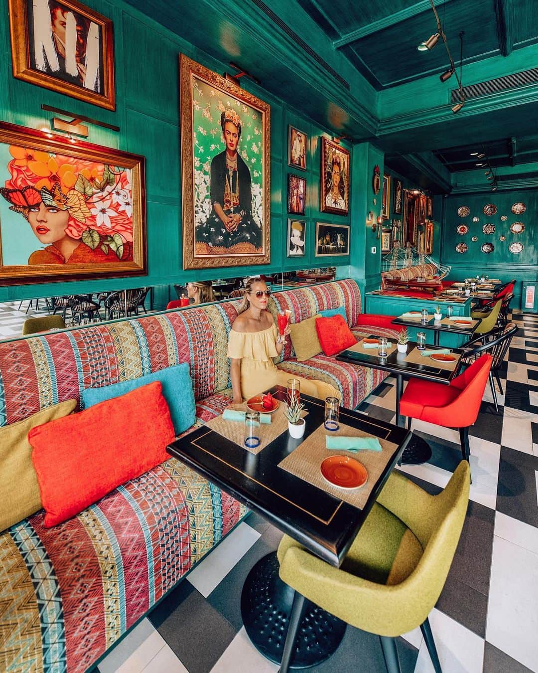 Izkizのインスタグラム：「Colourful corners at @ritzcarltonbahrain 💚 Having the best time in Bahrain and one thing I can definitely say is we’ve eaten at some amazing places with @tourismbahrain and this Mexican restaurant was one of them! #bahrainoursyours #bahrainalwayswarmer #rcmemories #AD」