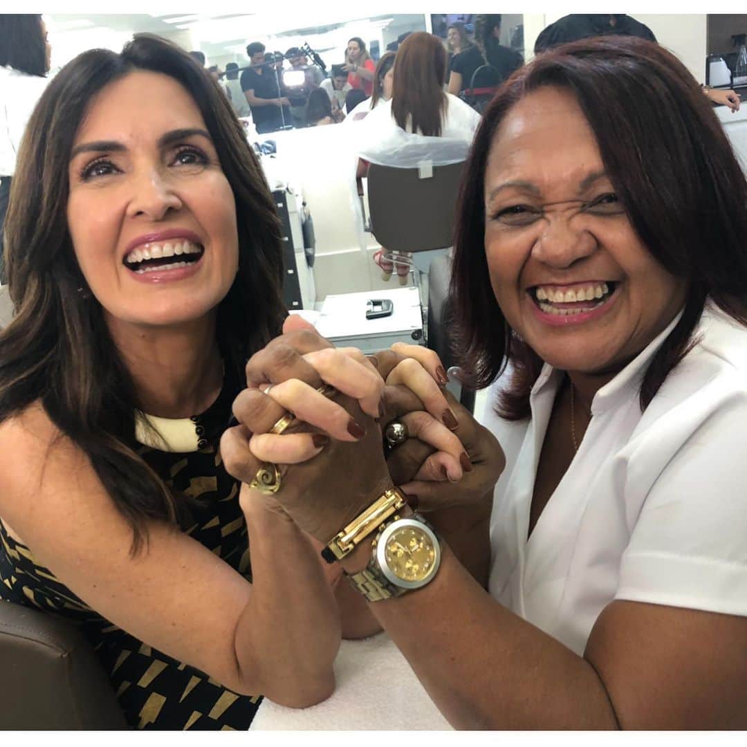のインスタグラム：「Adorei conhecer a Sandra, manicure há décadas, mulher do Nilton, mãe de três filhos e avó da Aurora. Trocamos de lugar: eu fiz as unhas dela e conversamos muito sobre a vida. Bela estreia do #encontrosurpresa. Então, fique atento, a qualquer momento, quando vc nem imaginar, eu posso chegar pra trocar de lugar com vc e papear. #encontrocomfatima  #diadamanicure」