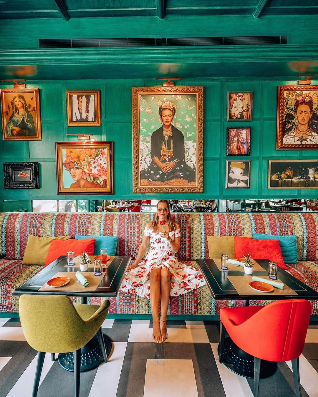 Izkizさんのインスタグラム写真 - (IzkizInstagram)「Colourful corners at @ritzcarltonbahrain 💚 Having the best time in Bahrain and one thing I can definitely say is we’ve eaten at some amazing places with @tourismbahrain and this Mexican restaurant was one of them! #bahrainoursyours #bahrainalwayswarmer #rcmemories #AD」6月15日 3時40分 - izkiz