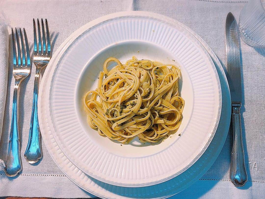 Taki Tanakaさんのインスタグラム写真 - (Taki TanakaInstagram)「#lovelydinner by @tomaso_anfossi #💙 デザイナーのトマゾは料理も上手♡ シェフおまかせメニューは リングイネジェノベーゼとサーモンの包み焼き。 たくさんのお野菜と美味しいワイン、楽しい会話と共に。 #tripstagram #milan #milano #grazie」6月15日 3時42分 - tanakataki