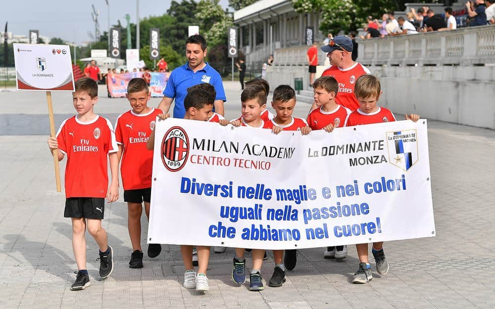 ACミランさんのインスタグラム写真 - (ACミランInstagram)「Milan Cup 2019 by Banco BPM e PUMA 🔴⚫ All'Ippodromo di San Siro è iniziata la festa di fine stagione delle Scuole Calcio e dei Centri Tecnici rossoneri! 🎉 E nel weekend tutti in campo al Centro Sportivo Vismara! ⚽  Milan Cup 2019 by Banco BPM and PUMA 🔴⚫ The end of season party of the Rossoneri Football Schools and Technical Centres began at the San Siro Snai Ippodromo! 🎉 The weekend will continue at the Vismara Sports Centre! ⚽」6月15日 3時45分 - acmilan