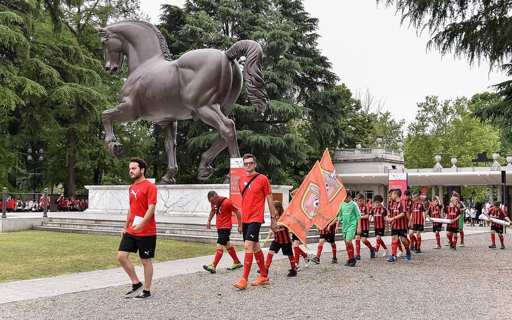 ACミランさんのインスタグラム写真 - (ACミランInstagram)「Milan Cup 2019 by Banco BPM e PUMA 🔴⚫ All'Ippodromo di San Siro è iniziata la festa di fine stagione delle Scuole Calcio e dei Centri Tecnici rossoneri! 🎉 E nel weekend tutti in campo al Centro Sportivo Vismara! ⚽  Milan Cup 2019 by Banco BPM and PUMA 🔴⚫ The end of season party of the Rossoneri Football Schools and Technical Centres began at the San Siro Snai Ippodromo! 🎉 The weekend will continue at the Vismara Sports Centre! ⚽」6月15日 3時45分 - acmilan