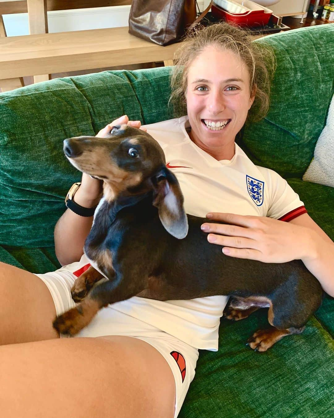 ジョアンナ・コンタさんのインスタグラム写真 - (ジョアンナ・コンタInstagram)「In position and ready to support the @lionesses tonight! Come on girls! @bonothebluedachshund has no idea why, but he’s super pumped too! 👊😁💪🏴󠁧󠁢󠁥󠁮󠁧󠁿 #Lionesses #FIFAWomensWorldCup」6月15日 3時45分 - johannakonta