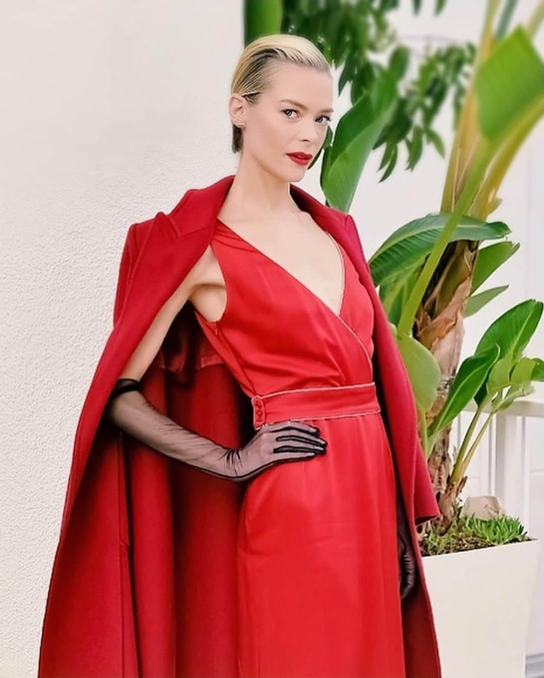 ジェイミー・キングさんのインスタグラム写真 - (ジェイミー・キングInstagram)「I had an incredible time at the #WIFGALA! 🎞Thank you @womeninfilmla @maxmara for bringing us all together to empower us and our strides in the industry. Change is happening and together as one we are unstoppable💥❤️💋 Congratulations #amypoehler #elizabethdebicki #cathyschulman @IssaRae! Their incredibly powerful and insightful speeches so uniquely their own. Our conversations sparked a communion that ALL women deserve to be sharing. We got your backs.」6月15日 3時49分 - jaime_king