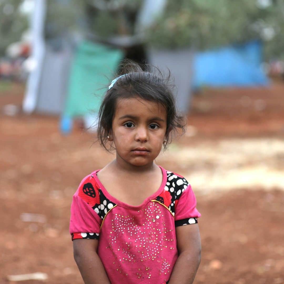 unicefさんのインスタグラム写真 - (unicefInstagram)「Siba, five, fled violence in northern Hama, #Syria, just before Eid al-Fitr, the holiday marking the end of Ramadan. She’s now living with her family in a makeshift camp near the Turkish border. “We can’t celebrate Eid here,” she says. “We used to have nice food and I would get ice cream and a new doll on Eid. I wish my parents and I could go to the amusement park like we do on Eid day.” UNICEF’s partners are on the ground in the northwest, working to reach children and families with mobile health clinics, immunization and nutrition services, psychosocial support and water and sanitation supplies. #ChildrenUnderAttack © UNICEF/Syria 2019/Ashawi」6月15日 3時50分 - unicef