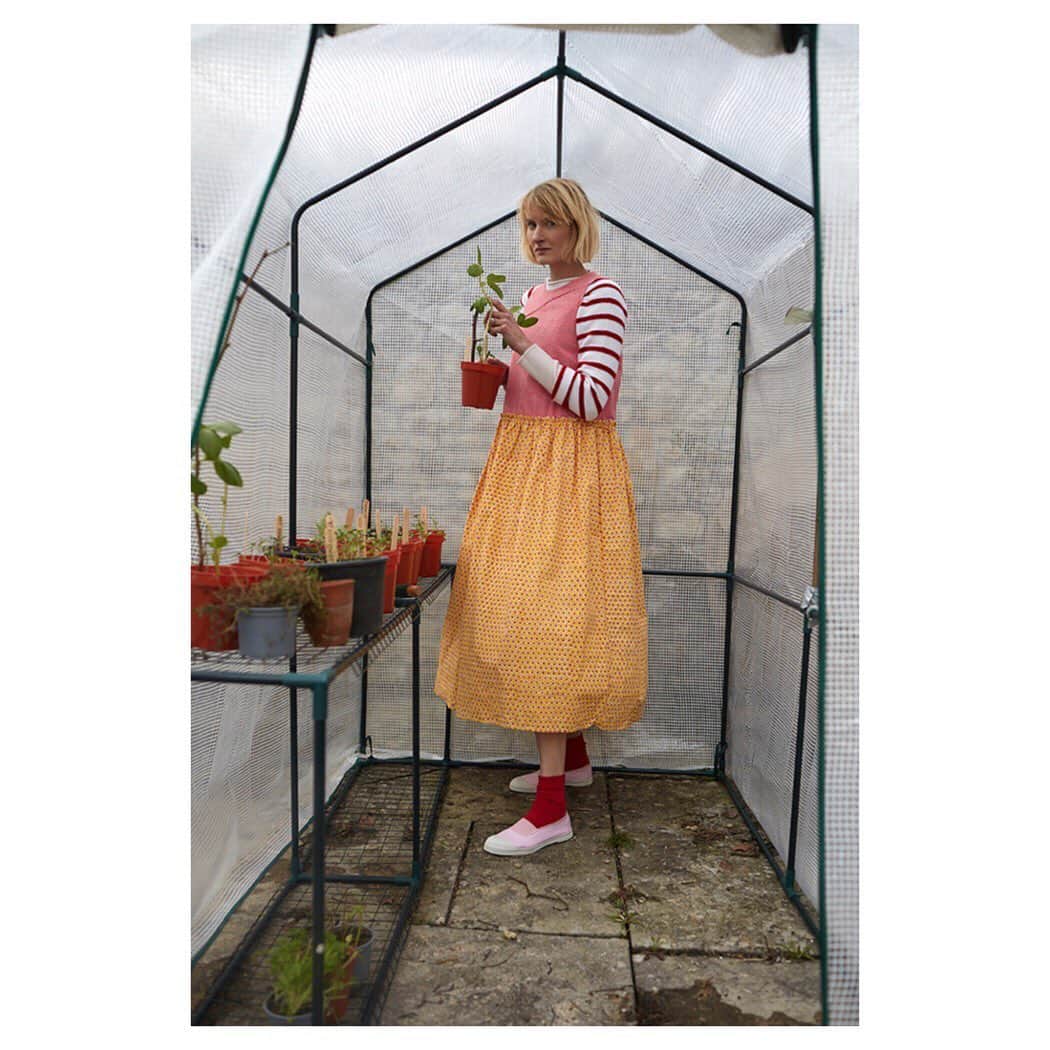キャベジズ&ローゼズのインスタグラム：「Bumper Crop 🌱💛❤️💛Wonderful Willie is available now in the effervescent Tuk Tuk Star Print by Molly Mahon. Willie is an ankle-length sleeveless dress that has delightful gathering at the waist. Make everyday extraordinary with this cheery little frock #newin #mollymahon #mollylovescabbages #blockprinted #madebyhand #madeinlondon #organicdress #sustainablefabrics #cabbagesandroses #cabbagesandrosesfashion @christina_strutt @mollymahonblockprinting @cabbagesandroses_shop 👆Link In Bio👆」