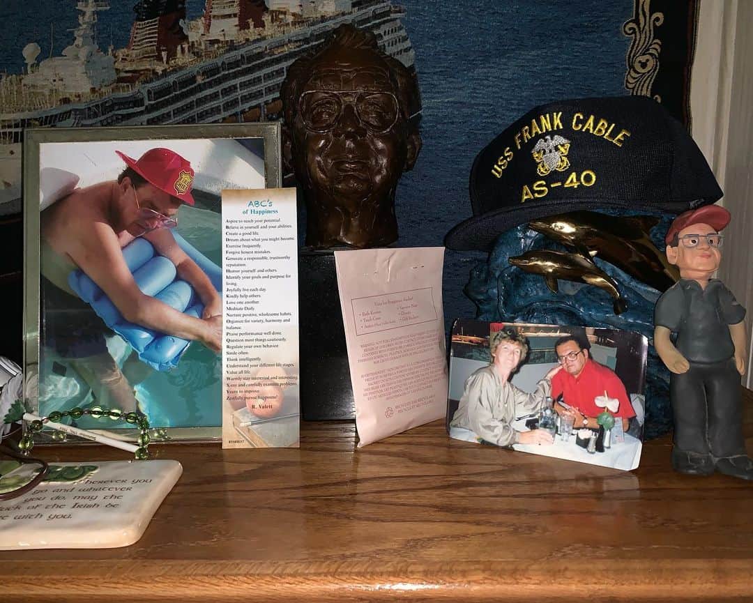ケヴィン・スミスのインスタグラム：「Dad’s been gone 16 years now - but in her bedroom, my Mom has this little shrine to him that just about breaks my heart whenever I see it. It features a bust I asked @cleteshieldspopsculpture to sculpt, one of the last photos taken of Dad, a hat I gave him (Dad was 4-F so he never got to serve), his urn (it’s the sculpture with the dolphins on it), a pic of him and Mom when they were younger, and a clay maquette of him. I always think of Dad as “my Old Man,” but naturally, Mom sees him for what he is: the love of her life. #KevinSmith #mom #dad #parents」