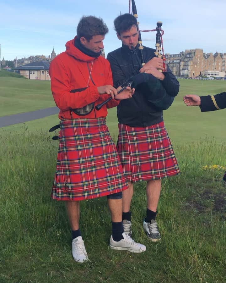 トーマス・ミュラーのインスタグラム：「Almost like a scotsman @felix_neureuther 😀👍🏼🏴󠁧󠁢󠁳󠁣󠁴󠁿 #dudelsack #bagpipes #scotland #standrews #esmuellert」