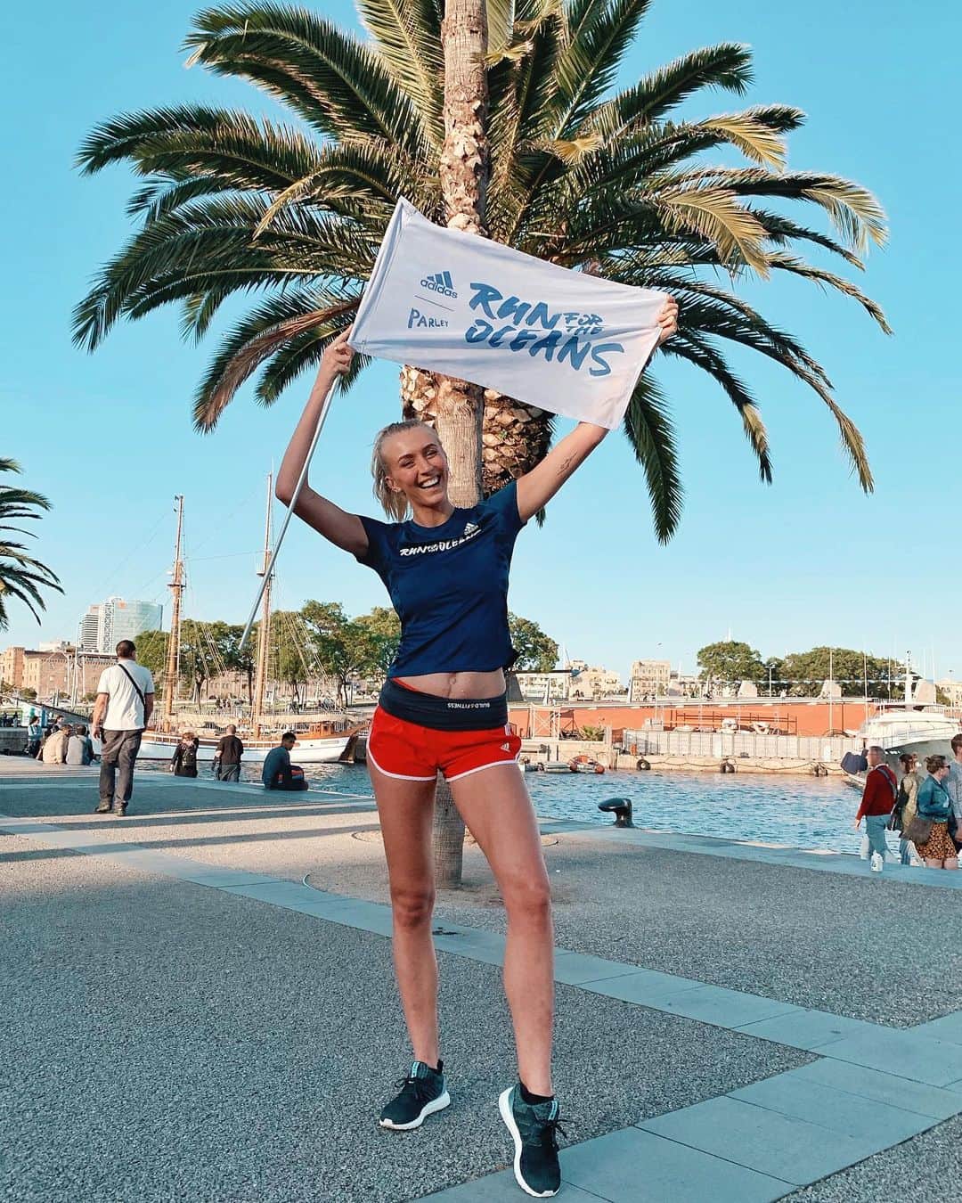 Zanna Van Dijkさんのインスタグラム写真 - (Zanna Van DijkInstagram)「Running For The Oceans 🌊 I couldn’t be happier that my longest run since my emergency surgery is to raise money for our precious seas 🌎 Thank you @adidasrunning @parley.tv for bringing me to Barcelona, giving me the opportunity to clean the cities beaches and then run for the most beautiful and delicate element of our planet 🐋 See more of our adventures on my stories! 💙 [I am adidas global brand ambassador] #runfortheoceans #adidasParley #parley #parleyfortheoceans #parleyair #saveourseas #savetheocean #marineplastic」6月15日 3時58分 - zannavandijk