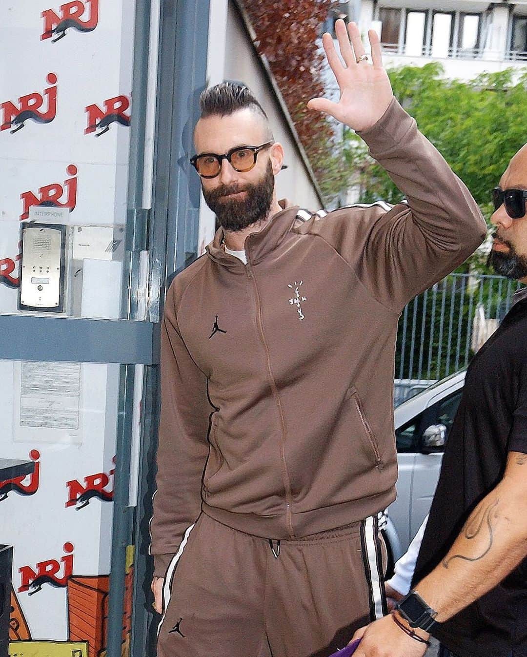 Just Jaredさんのインスタグラム写真 - (Just JaredInstagram)「@adamlevine is spotted doing his first press day since announcing his departure from The Voice a month ago. #AdamLevine #Maroon5 Photo: WENN」6月15日 3時58分 - justjared