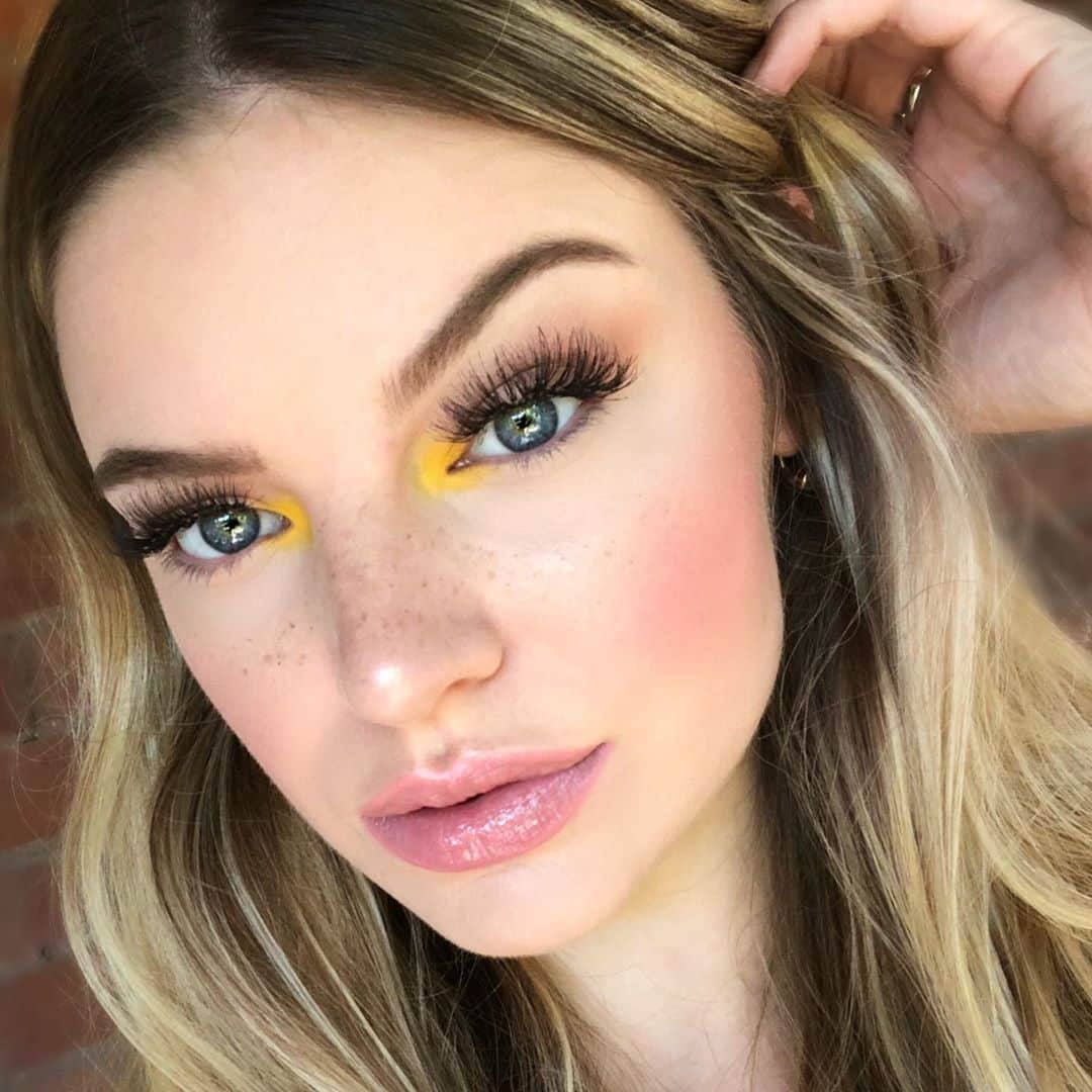 M·A·C Cosmetics Canadaさんのインスタグラム写真 - (M·A·C Cosmetics CanadaInstagram)「M·A·C Artist @cinderillow soaks up the sun with a burst of Chrome Yellow Eye Shadow. Willow’s wearable interpretations of high-fashion trend makeup make her a #MACCanadianOriginal 🇨🇦」6月15日 4時00分 - maccosmeticscanada