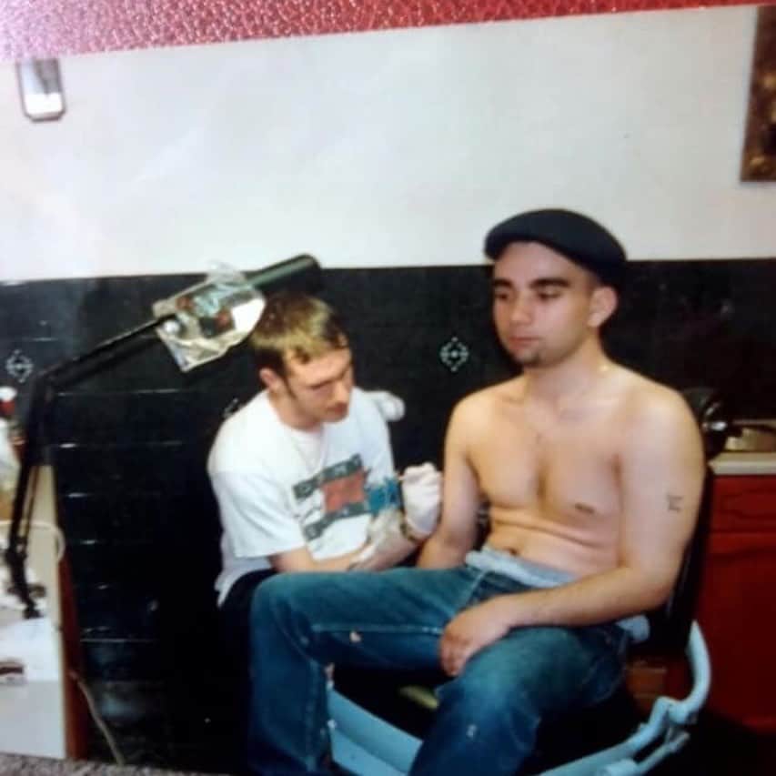 ベン・ソーンダースさんのインスタグラム写真 - (ベン・ソーンダースInstagram)「me at work at age 16 at #mantratattoo @tattooderek91 #derekcampbell tattooshop in slough #mrmoustage haha #england  #uk」6月15日 4時09分 - bensaundersmusic
