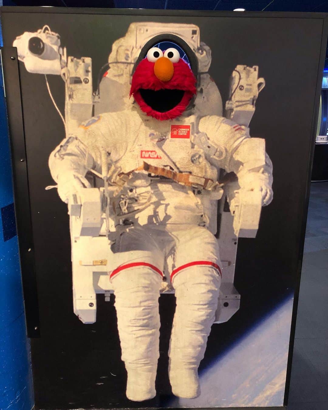 セサミストリートさんのインスタグラム写真 - (セサミストリートInstagram)「One small step for Elmo, one giant leap for Muppet kind 🚀 Having a blast at the @carnegiescictr in Pittsburgh! #ThisIsMyStreet」6月15日 4時19分 - sesamestreet