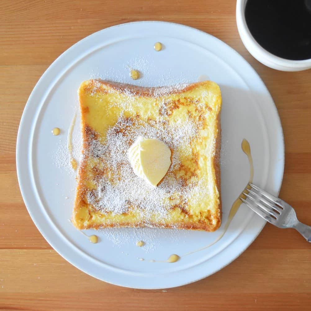 山崎佳のインスタグラム：「Today’s breakfast. 最近頻度が高いシンプルフレンチトースト。」