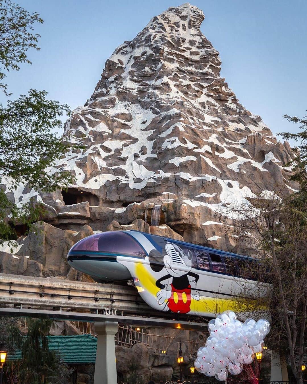 のインスタグラム：「Our #HappiestPlace classics Matterhorn Bobsleds, Disneyland Monorail and Submarine Voyage celebrate 60 years today!  Thanks for sharing your favorite #Disneyland classics this week, we thought they were oh-so-great! Get ready, next week we celebrate #ToyStory. (Photos: @erniewcarr @delitefullydisney @disneyprincealli @ohmywhizzbees @jaytasmic)」
