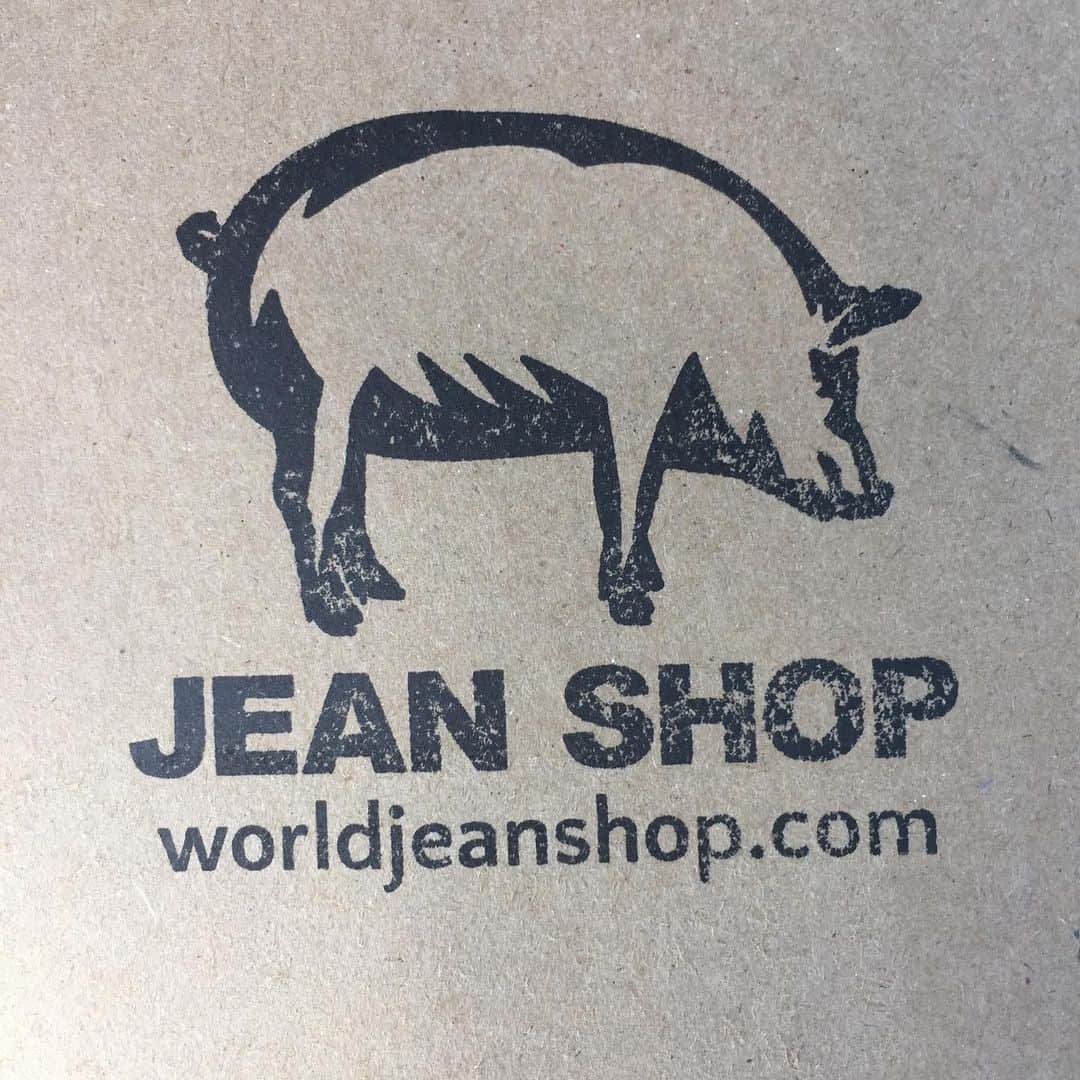 のインスタグラム：「If you’re struggling to figure out what to get Dad for Father’s Day—why not give him the gift of choice with a Jean Shop gift card! www.worldjeanshop.com/products/gift-card #jeanshop #jeanshopnyc #giftcard #fathersday #fathersdaygifts #denim #selvedge #selvedgedenim #mensstyle」