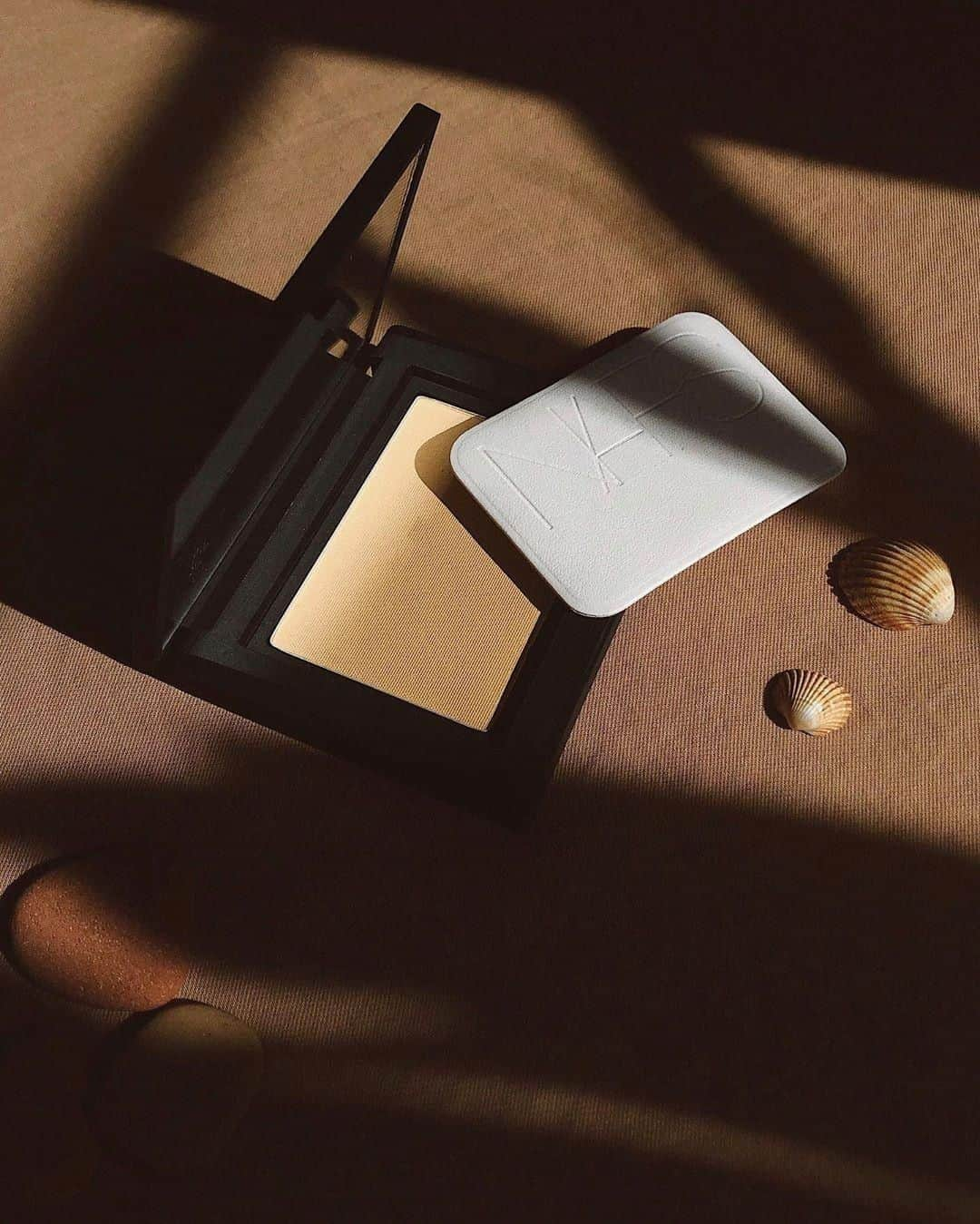 NARSさんのインスタグラム写真 - (NARSInstagram)「Pressed for success. Soft Velvet Pressed Powder blurs, smooths, and sets all with a velvet-to-the-touch formula. #regram NARS Lead Makeup Artist @olgabrovtsina_」6月15日 4時30分 - narsissist