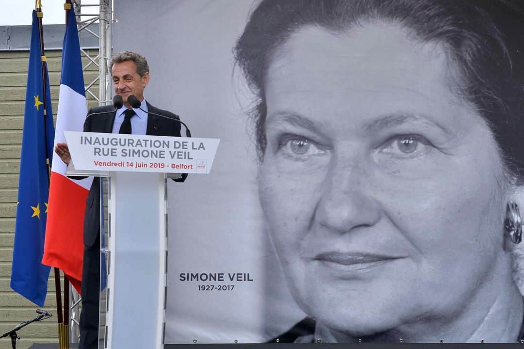 ニコラ・サルコジのインスタグラム：「Simone Veil luttait contre toute forme d’antisémitisme et de racisme. Qui peut dire que ce combat n’a pas besoin d’être mené aujourd’hui, alors que le monde semble entraîné dans une spirale de l’intégrisme, de la violence, du mépris de la personne humaine ? Le combat de Simone Veil n’est pas un combat historique, c’est un combat actuel. NS」