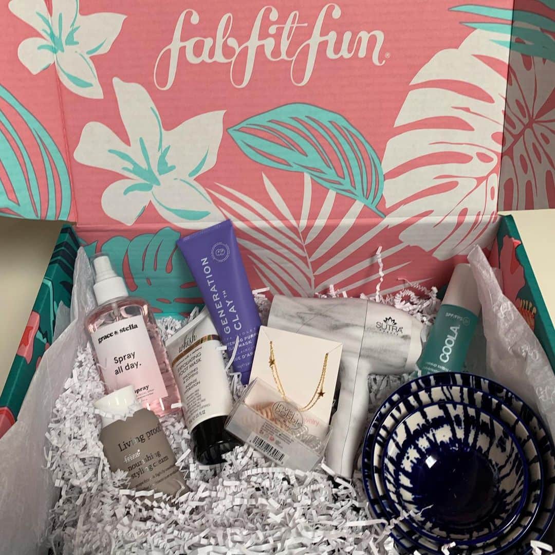ジェニー・ガースさんのインスタグラム写真 - (ジェニー・ガースInstagram)「#fabfitfunpartner HELLO Summer! ☀️ my #fabfitfun box just arrived and with code JENNIE you could get $10 off your first box! 🥰 so many goodies to choose from, I’m personally Loving the necklace and coola spray mist with spf. Fabfitfun is now available in the U.K. go to fabfitfun.com to try it out. @fabfitfun」6月15日 4時40分 - jenniegarth