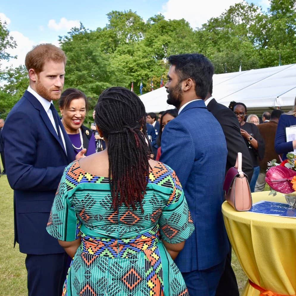 ロイヤル・ファミリーさんのインスタグラム写真 - (ロイヤル・ファミリーInstagram)「Today The Duke of Sussex helped celebrate the 70th anniversary of the Commonwealth by attending a Garden Party at Marlborough House in his role as Commonwealth Youth Ambassador.  The Duke of Sussex has carried out engagements across the Commonwealth throughout his working life, becoming a Commonwealth Youth Ambassador in April 2018. The title helps recognise the 60 percent of the Commonwealth population who are under 30.  The Duke of Sussex met winners of the Innovation for Sustainable Development Awards.  These young people are taking action where they see a need for progress – by developing solutions to overcome challenges in areas including human rights, women’s empowerment & climate change.  One of the recipients was Leilua Lino from Samoa, a victim of sexual violence, who created a Peace Garden designed to support others who have experienced similar trauma.  The ‘Commonwealth of Nations’ brings together 53 countries to support, share and collaborate with each other on issues ranging from women’s rights to trade agreements.」6月15日 4時54分 - theroyalfamily