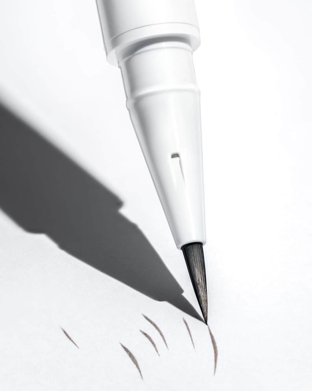 Glossierさんのインスタグラム写真 - (GlossierInstagram)「Brow Flick features a superfine, flexible brush-tip for fine lines, precise application, and a natural finish ✍️ You got this!」6月15日 4時46分 - glossier