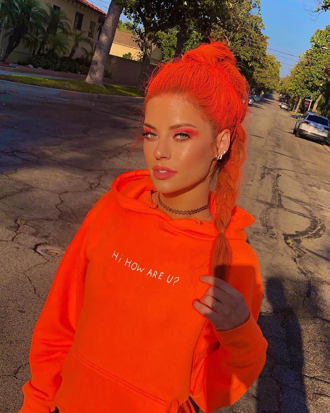 Hannah Stockingのインスタグラム：「THIS HOODIE FINALLY DROPPED! 🔥🙏 Go go go! LINK IN BIO! 🚨⚡️」
