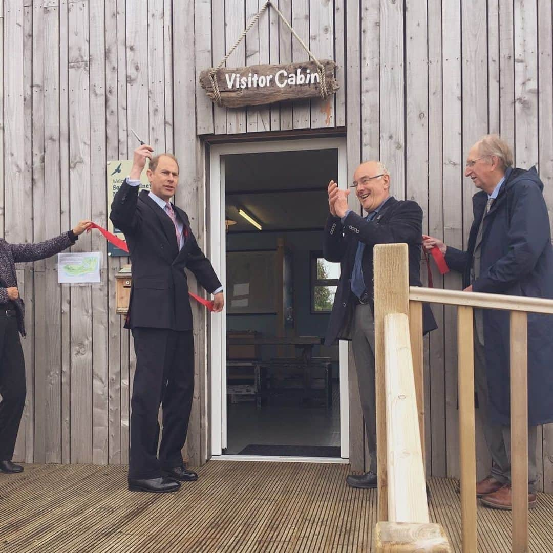 ロイヤル・ファミリーさんのインスタグラム写真 - (ロイヤル・ファミリーInstagram)「The Earl of Wessex speaks to Oyster Farmer Kelsey Thompson at his farm on Walney Island yesterday.  The Earl of Wessex was carrying out several engagements in Cumbria -first visiting @baesystems to speak to apprentices in the Submarines Academy for Skills & Knowledge.  Later he stopped by the @cumbriawildlifetrust to open the new hub on Walney Island, which is currently running a new Seal Cam project.  The live camera feed provides an up close and personal view into the lives of the only Grey seal colony in Cumbria.」6月14日 19時59分 - theroyalfamily